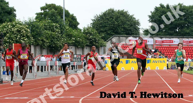 NO 33 George Makombe (Hamp) wins the Junior Boys 200 metres.